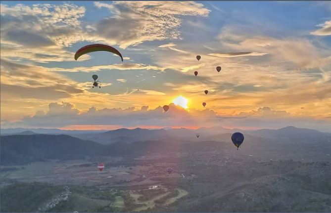 Hot air balloon ride at sunset with champagne in Mallorca - Image 2